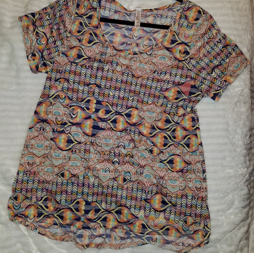 NWOT LuLaRoe Classic T 😍😍